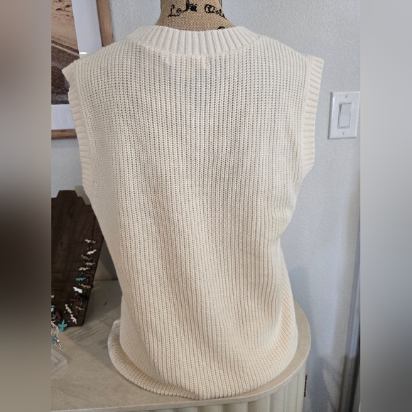 Lalavon NWT Women's Cream and Pink Embroidered V Neck Button Front Sweater Vest - Picture 13 of 14